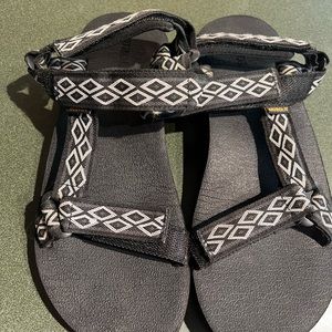 Cute Women’s size 9/9.5 sandals